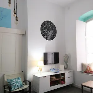 https://la-casita-de-las-ventanas-verdes.hotelsincadiz.net