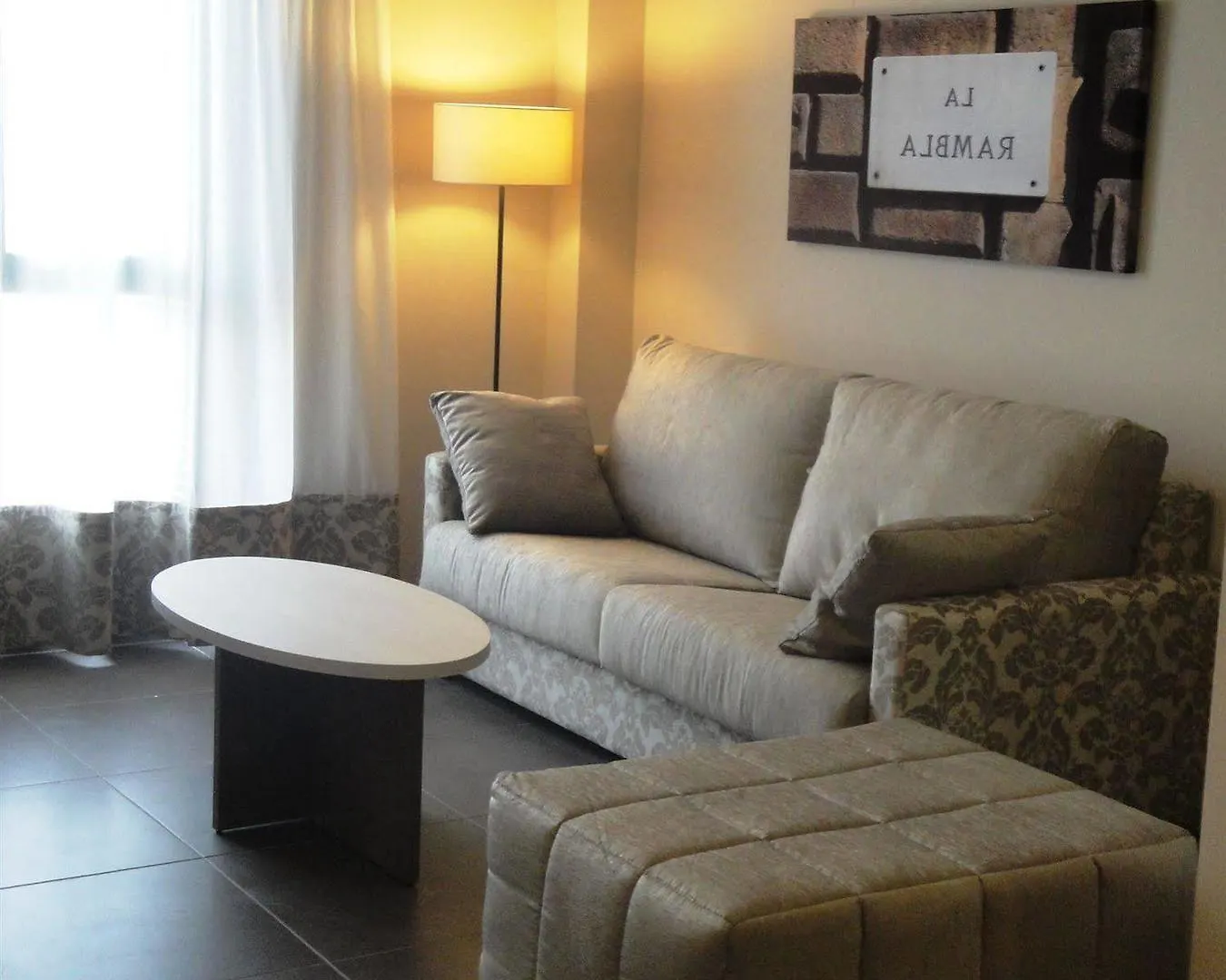 Pierre&Vacances Barcelona Sants 0*,